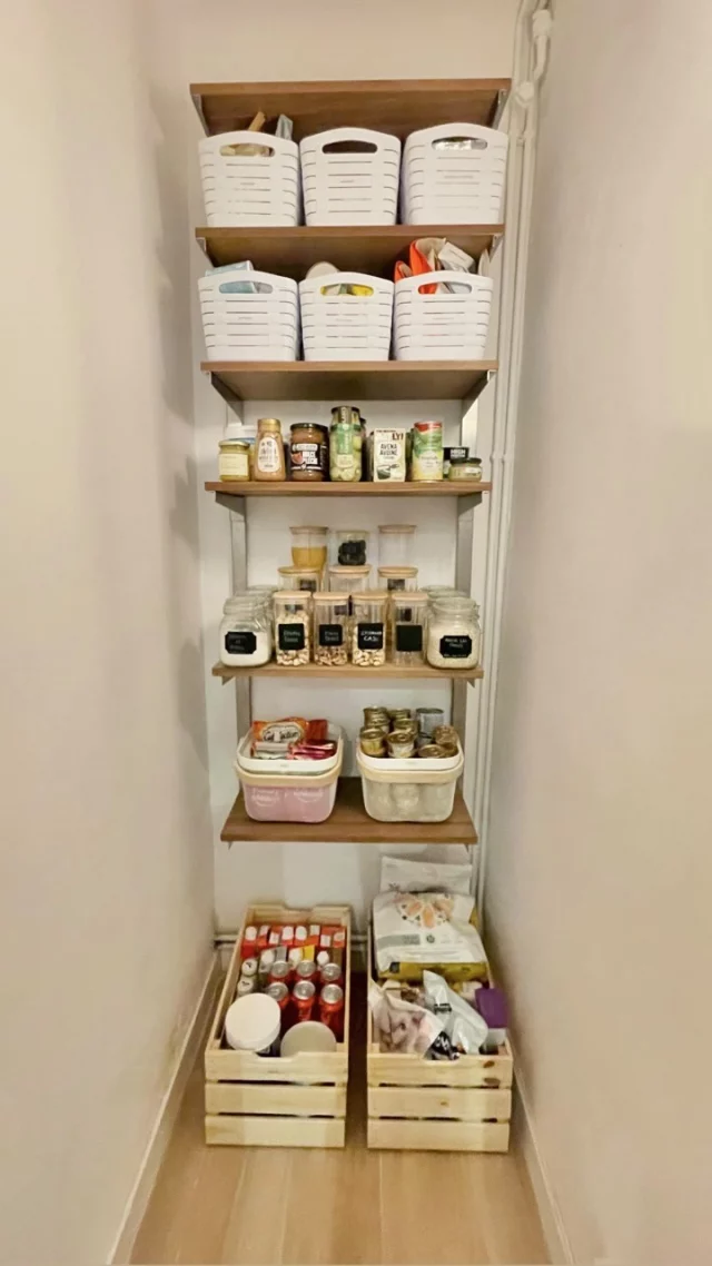✨ Transformando esta DESPENSA llena de potencial. Ahora cada cosa tiene su lugar: alimentos, utensilios y especias están visibles, accesibles y fáciles de mantener en el día a día. 

🎯 La clave está en crear sistemas simples que transformen la rutina en la cocina y que, al mismo tiempo, estén en armonía con la estética del hogar.

📸 @mauchaorganizer
#DespensaOrganizada #CocinaOrganizada #PersonalOrganizer #MauchaOrganizer