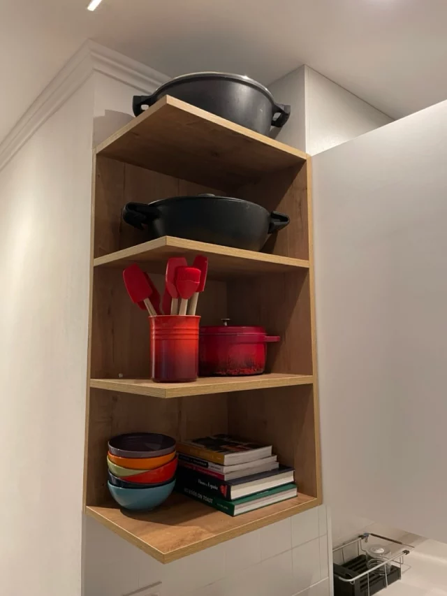 ✨ Un vistazo a algunos rincones de esta DESPENSA y COCINA organizada en Barcelona.

👎 Antes, los productos acumulados en el suelo dificultaban el acceso a la despensa

🧐 Revisamos todo, eliminamos las cajas y envases y reorganizamos con contenedores y tarros etiquetados.

✨ Ahora cada cosa tiene su lugar: alimentos, utensilios y especias están visibles, accesibles y fáciles de mantener en el día a día. 

🎯 La clave está en crear sistemas simples que transformen la rutina en la cocina y que, al mismo tiempo, estén en armonía con la estética del hogar.

📸 @mauchaorganizer
#DespensaOrganizada #CocinaOrganizada #PersonalOrganizer #MauchaOrganizer