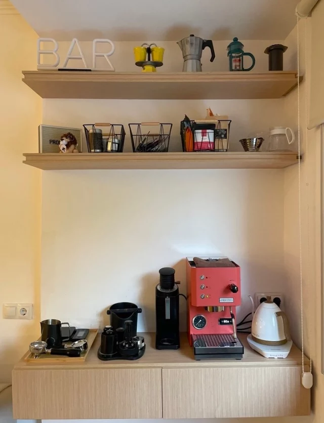 ☕ El RINCÓN DEL CAFÉ siempre puede mejorar ✨ 

Con pequeños ajustes logramos que sea aún más práctico y estético. Ahora cada cápsula, taza y accesorio tiene su lugar, listo para disfrutar cada día.

La clave: sistemas simples y un espacio definido que hacen la rutina más fácil y agradable.

📸 @mauchaorganizer
#CocinaOrganizada #RincónDeCafé #CasaOrganizada #MauchaOrganizer