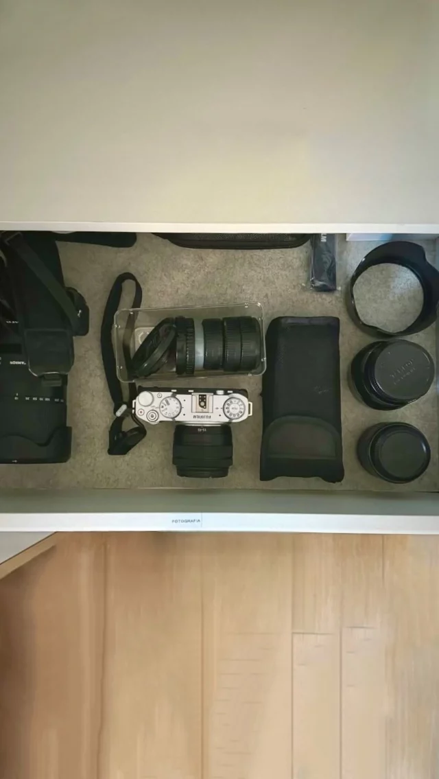 FOTOGRAFÍA 📷 Abriendo uno de mis cajones favoritos de esta organización de vestidor y oficina 🤩

Dime si un fotógrafo no merece tener cajones con sus instrumentos de trabajo todo a la mano y a la vista?

✨ Porque cuando cada cosa tiene su lugar, el trabajo fluye mejor y la creatividad también. Organización pensada para hacer la rutina más práctica y disfrutable 🙌

📸 @mauchaorganizer
#OrganizaciónDelHogar #CajonesOrganizados #PersonalOrganizer #MauchaOrganizer